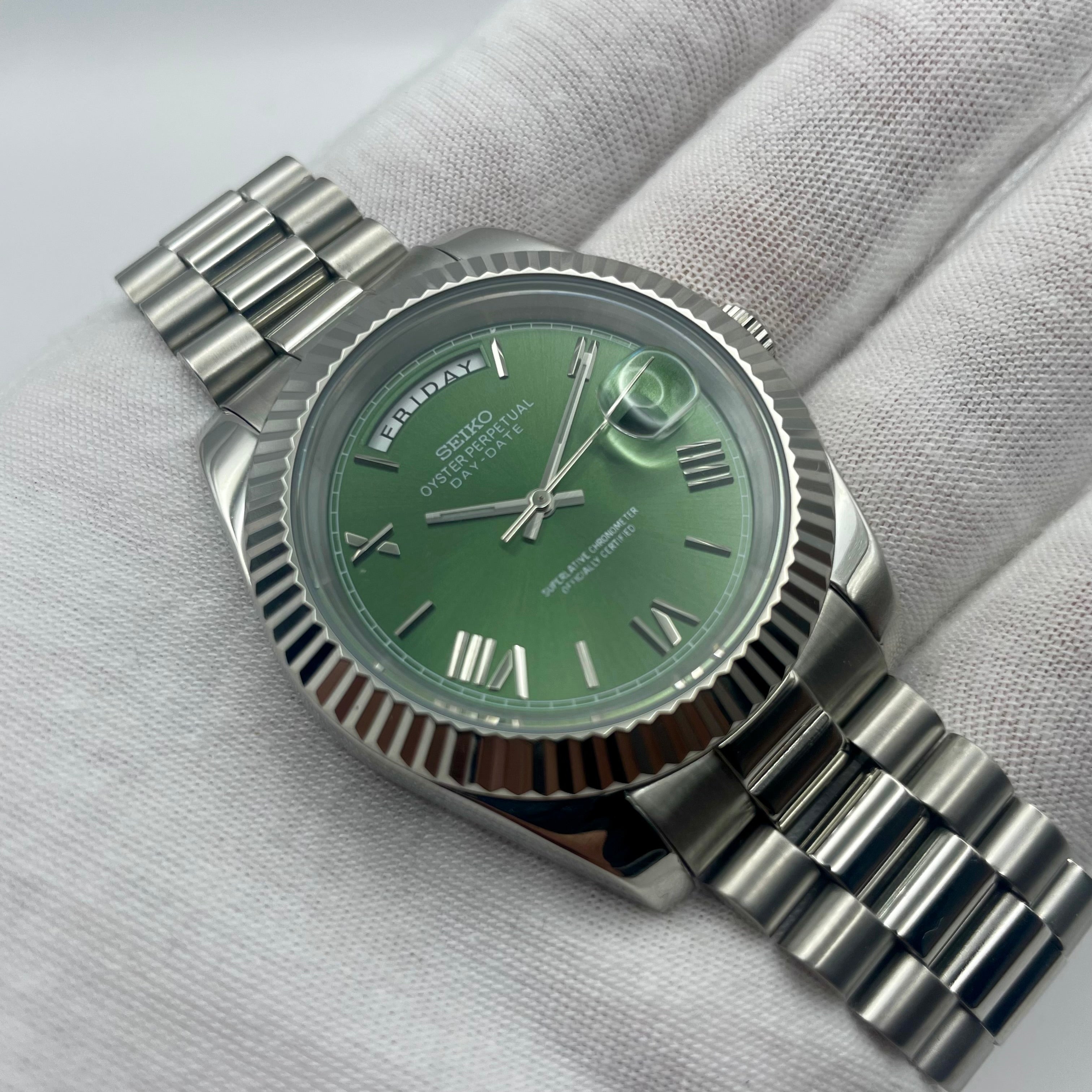 Seiko Mod Day Date Números romanos Verde oliva 