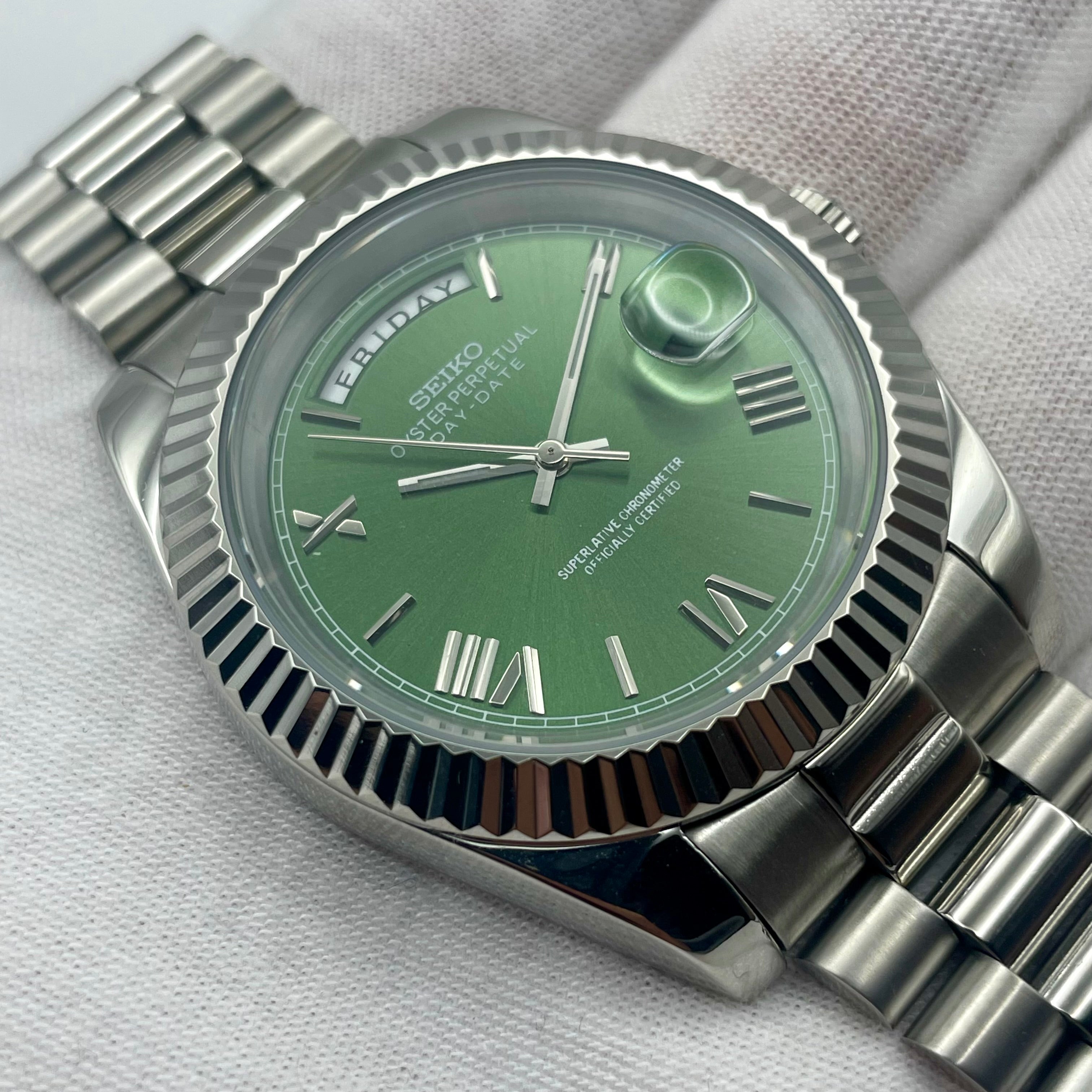 Seiko Mod Day Data Algarismos Romanos Verde Oliva 